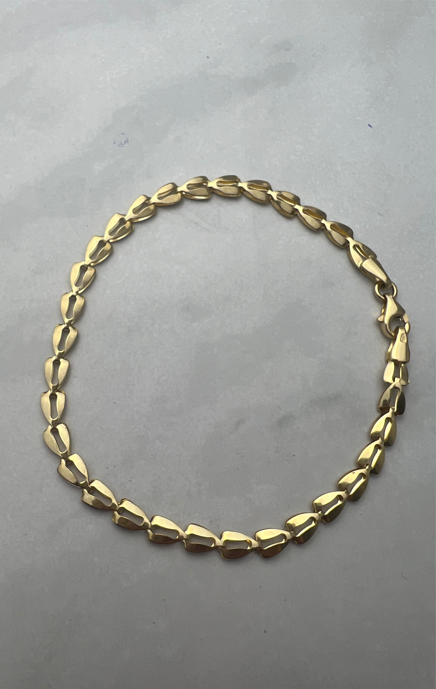 Háromszög szemes fűzött fazonú arany karlánc