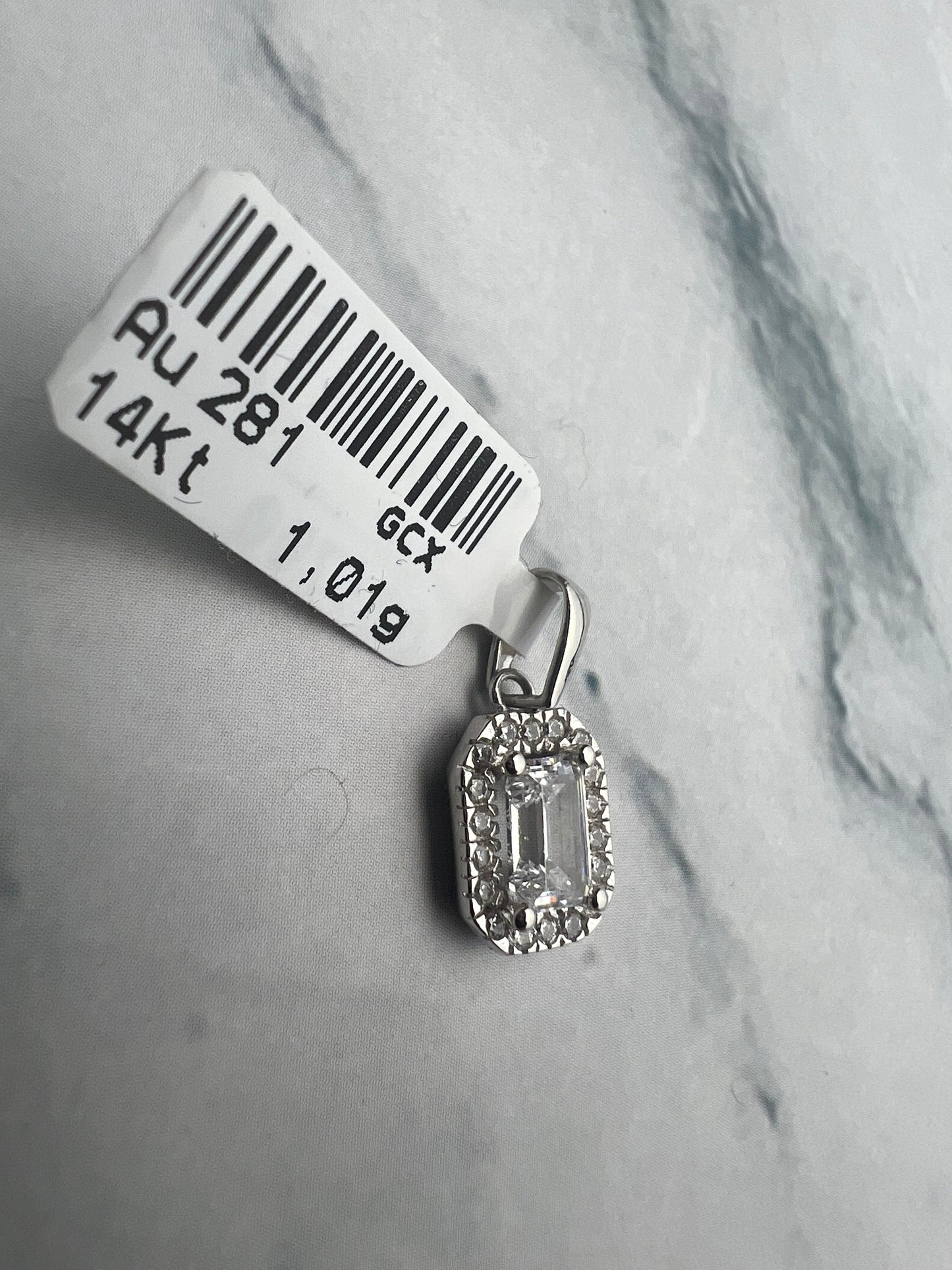 Smaragd csiszolású téglalap alakú cirkónia köves fehérarany medál