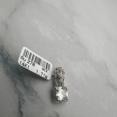 Különleges virágmintás foglalatban kocka alakú cirkónia köves fehérarany medál