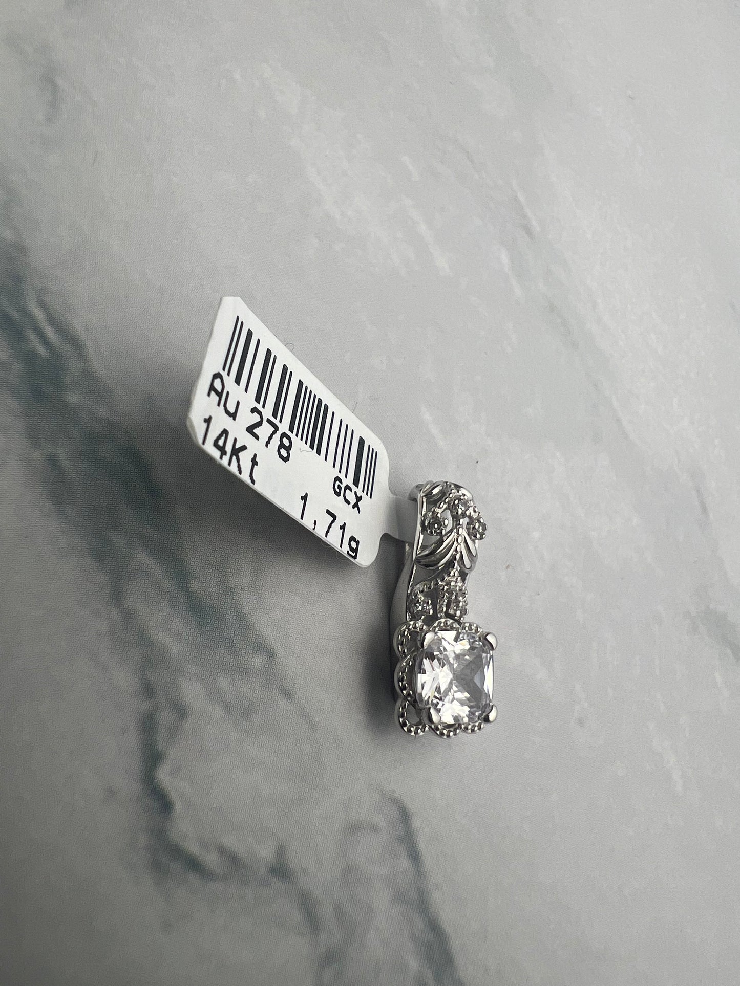 Különleges virágmintás foglalatban kocka alakú cirkónia köves fehérarany medál