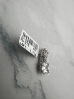 Különleges virágmintás foglalatban kocka alakú cirkónia köves fehérarany medál