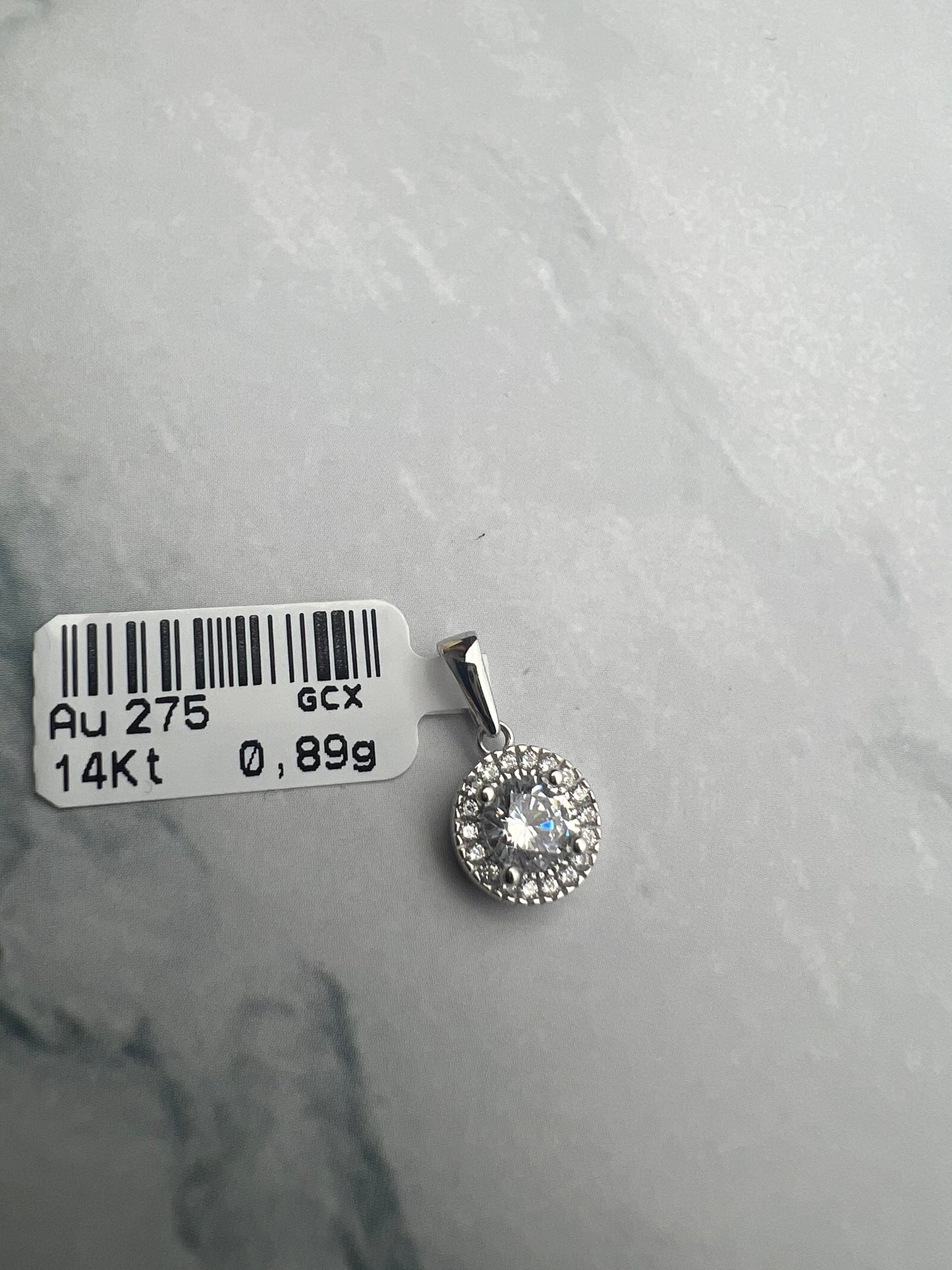 Kerek alakú, karmos foglalatban cirkónia köves fehérarany medál