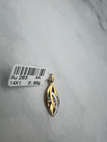 Tricolor modern fazonú arany medál apró fehér cirkónia kövekkel díszítve