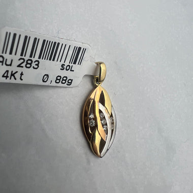 Tricolor modern fazonú arany medál apró fehér cirkónia kövekkel díszítve