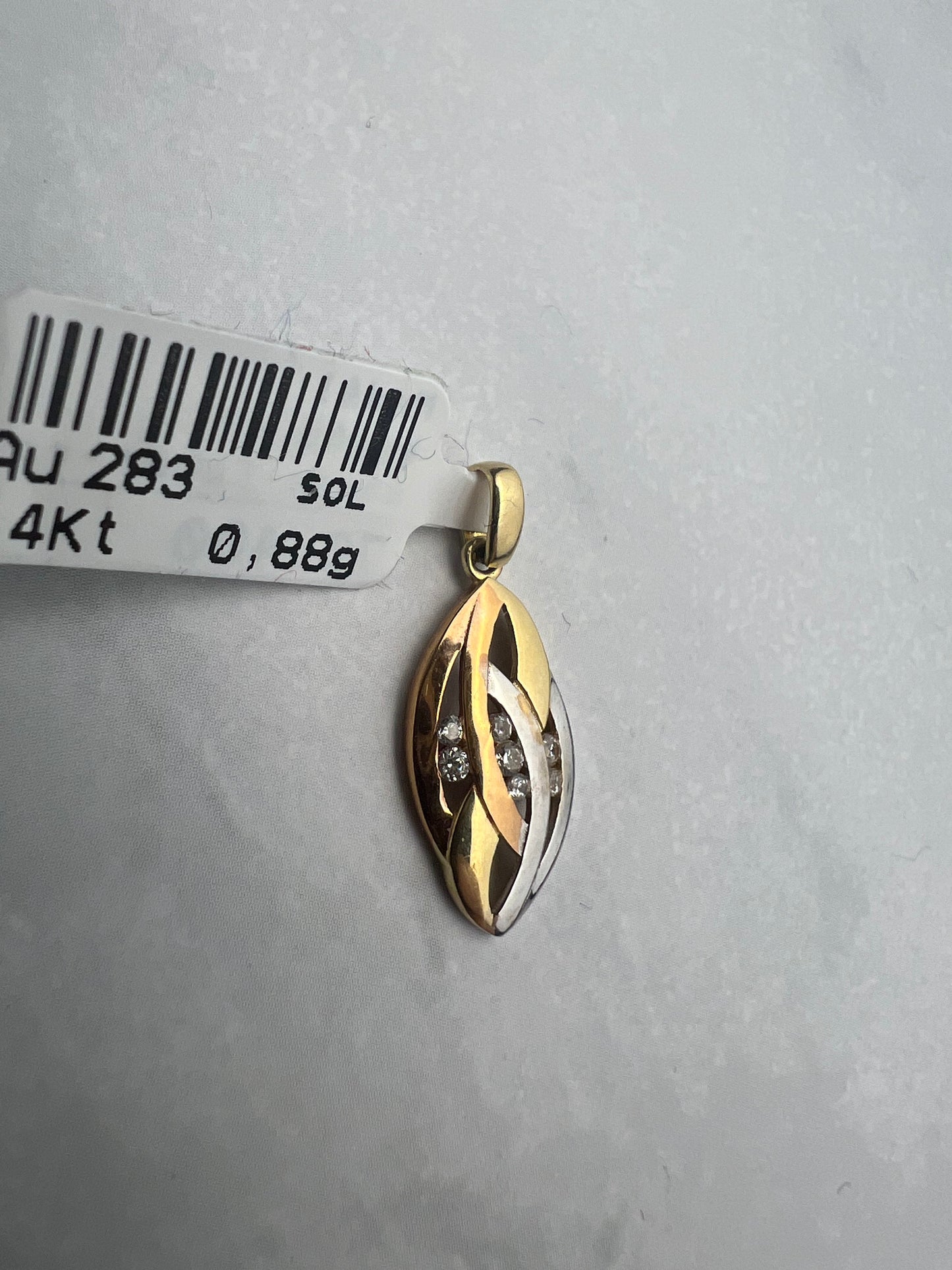 Tricolor modern fazonú arany medál apró fehér cirkónia kövekkel díszítve