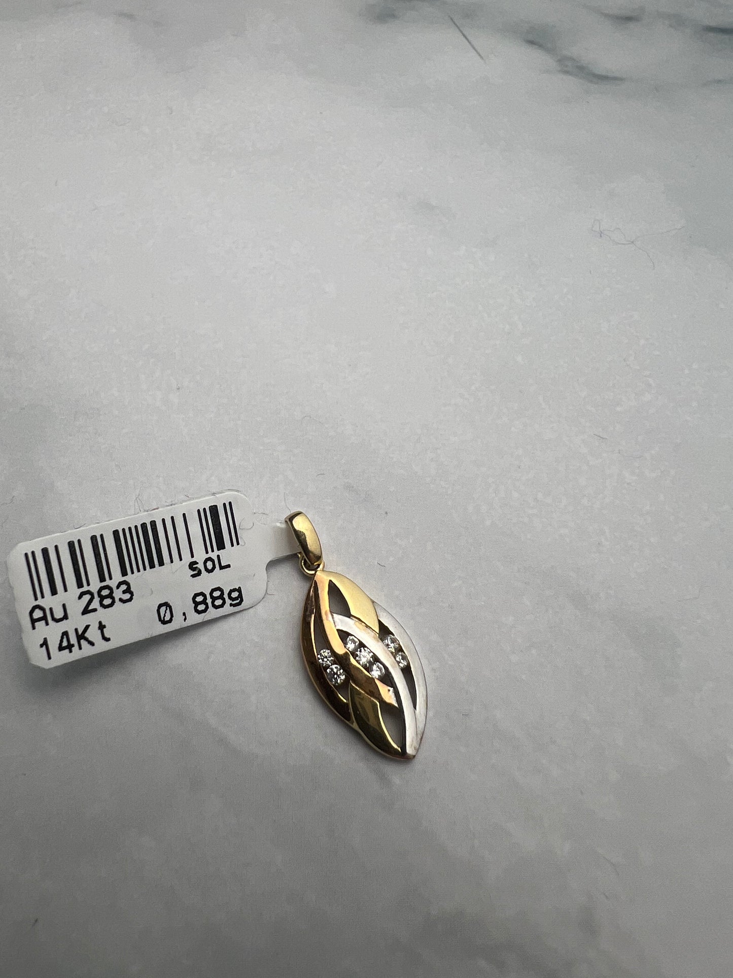 Tricolor modern fazonú arany medál apró fehér cirkónia kövekkel díszítve