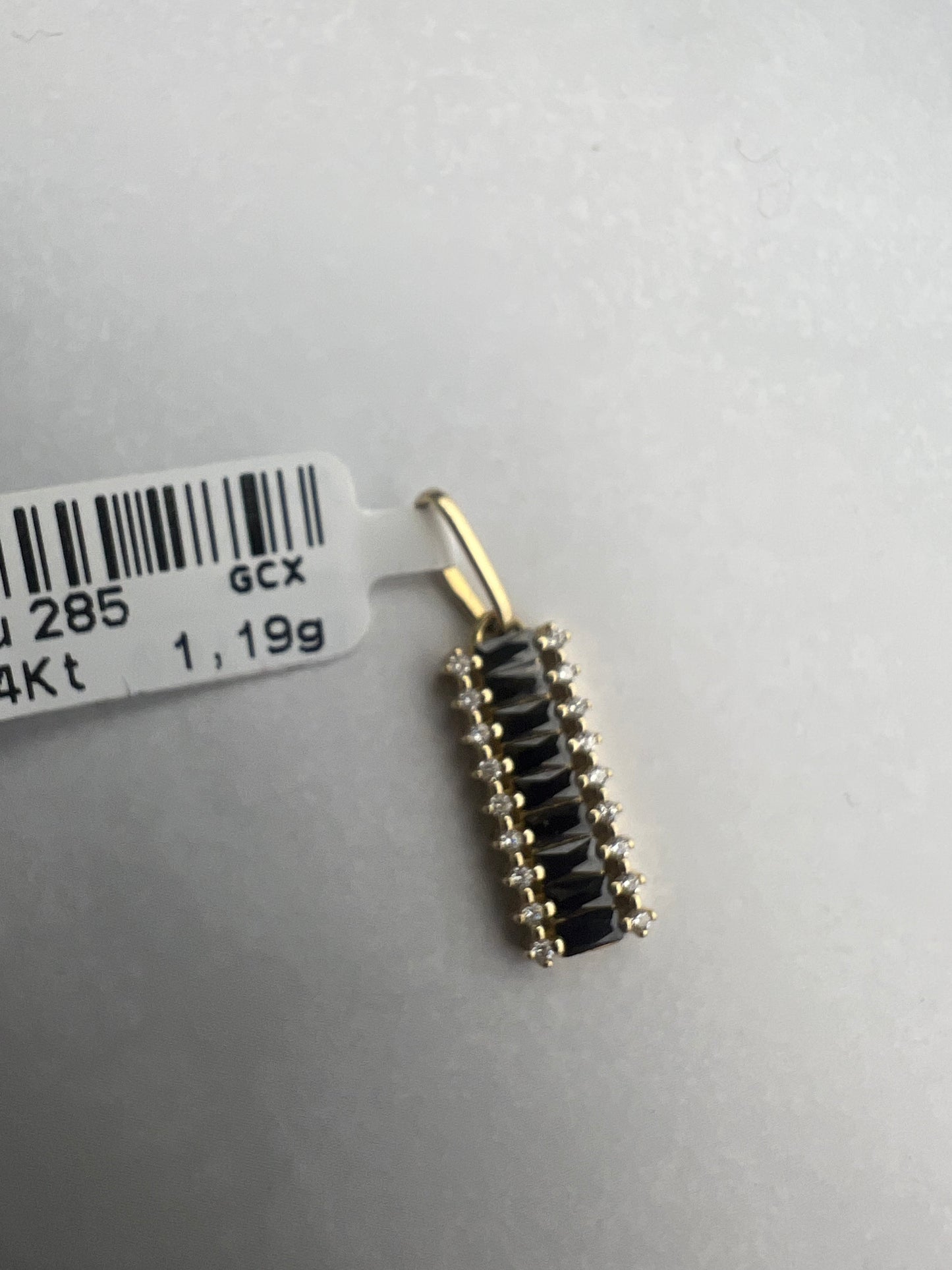 Téglalap alakú fekete és fehér cirkónia kövekkel díszített arany medál