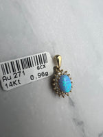 Kék szintetikus opál köves, fehér cirkónia kövekkel díszített arany medál