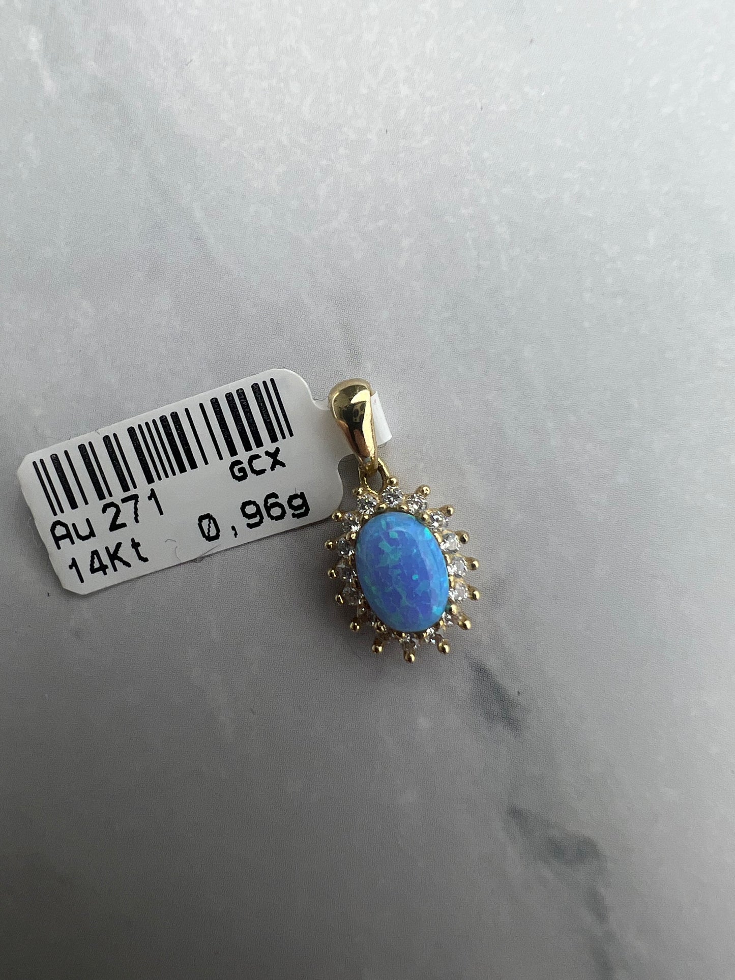 Kék szintetikus opál köves, fehér cirkónia kövekkel díszített arany medál