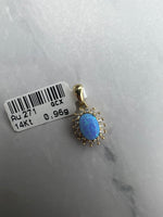 Kék szintetikus opál köves, fehér cirkónia kövekkel díszített arany medál