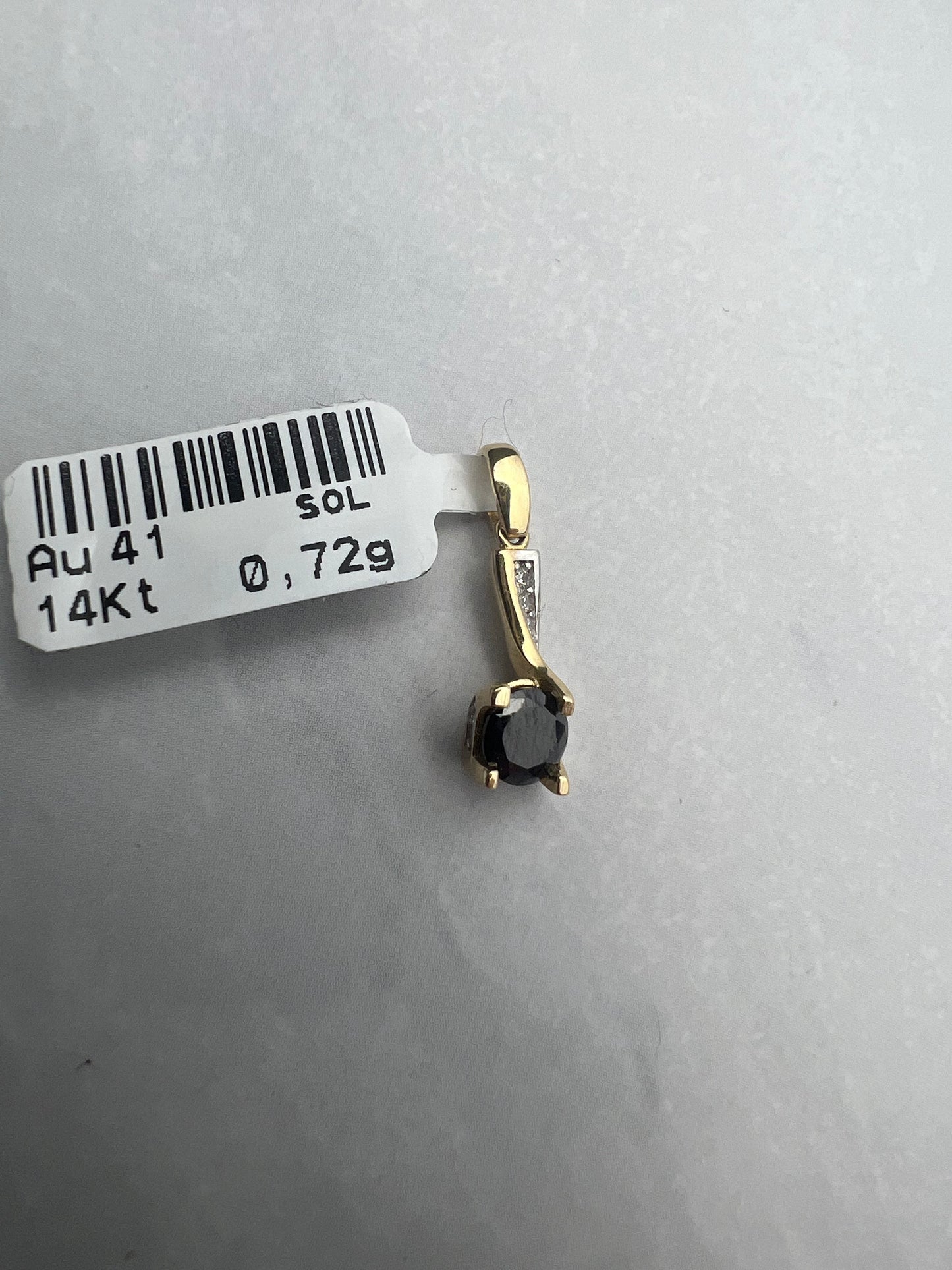 Extravagáns arany medál fekete főkővel és fehér pici kövekkel