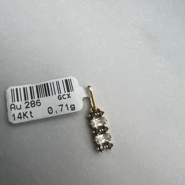 Téglalap alakú, vízssintesen fekete és fehér cirkónia kövekkel díszített arany medál