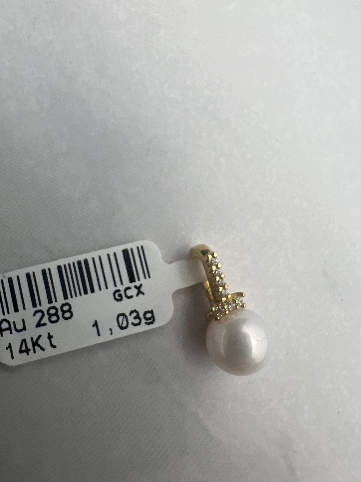 Gyönggyel és apró fehér cirkónia kövekkel díszített arany medál