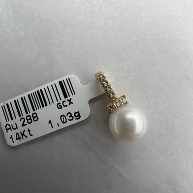 Gyönggyel és apró fehér cirkónia kövekkel díszített arany medál