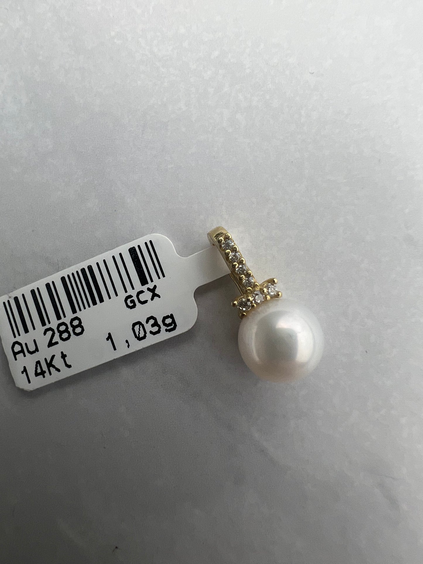 Gyönggyel és apró fehér cirkónia kövekkel díszített arany medál