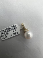 Gyönggyel és apró fehér cirkónia kövekkel díszített arany medál