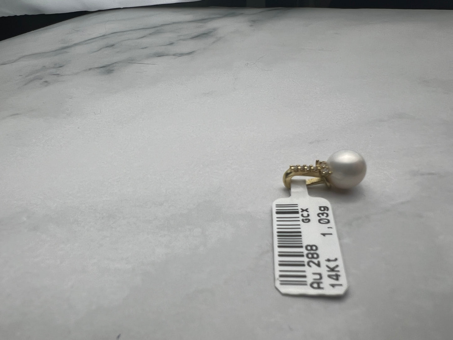 Gyönggyel és apró fehér cirkónia kövekkel díszített arany medál