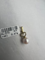 Gyönggyel, felette fehér cirkónia kövekkel díszített szív motívummal kombinált arany medál