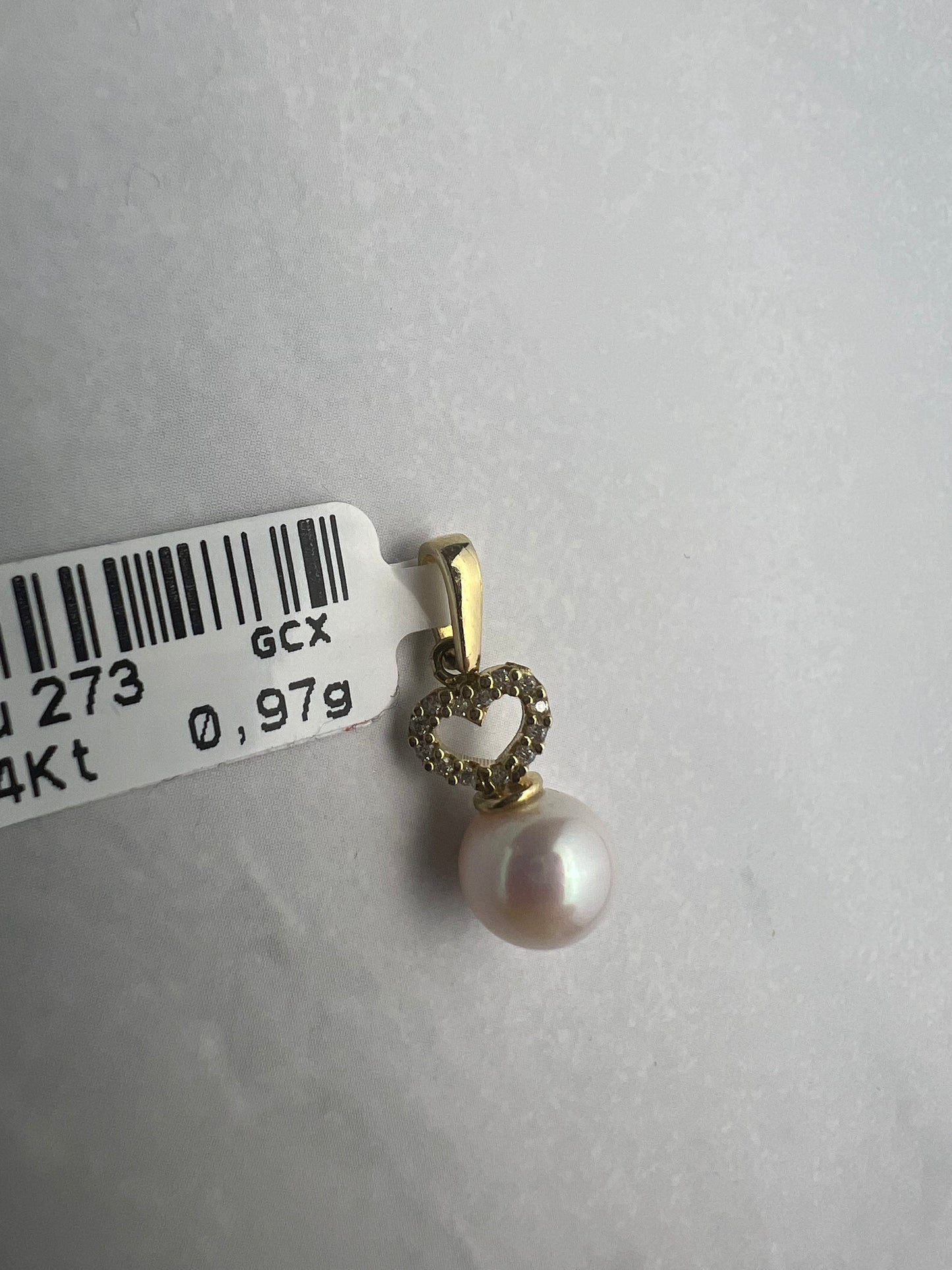 Gyönggyel, felette fehér cirkónia kövekkel díszített szív motívummal kombinált arany medál