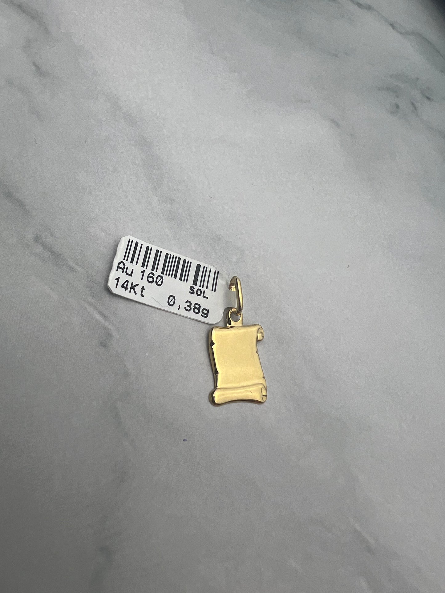 Pergamen alakú arany medál