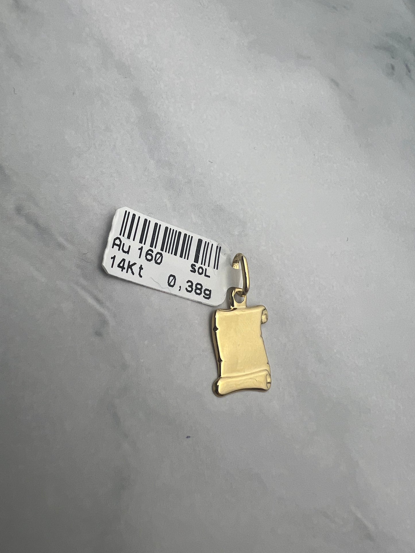 Pergamen alakú arany medál