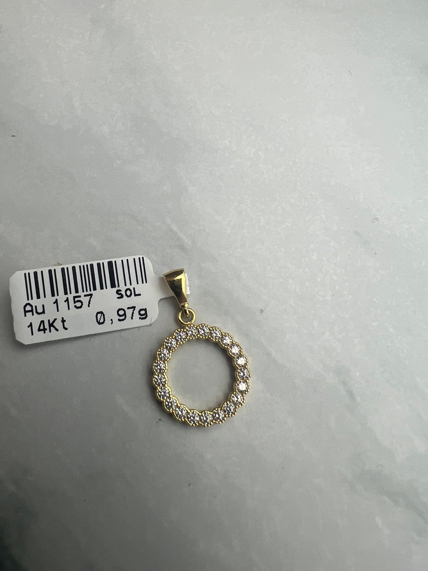 Koszorú alakú cirkónia kövekkel díszített arany medál