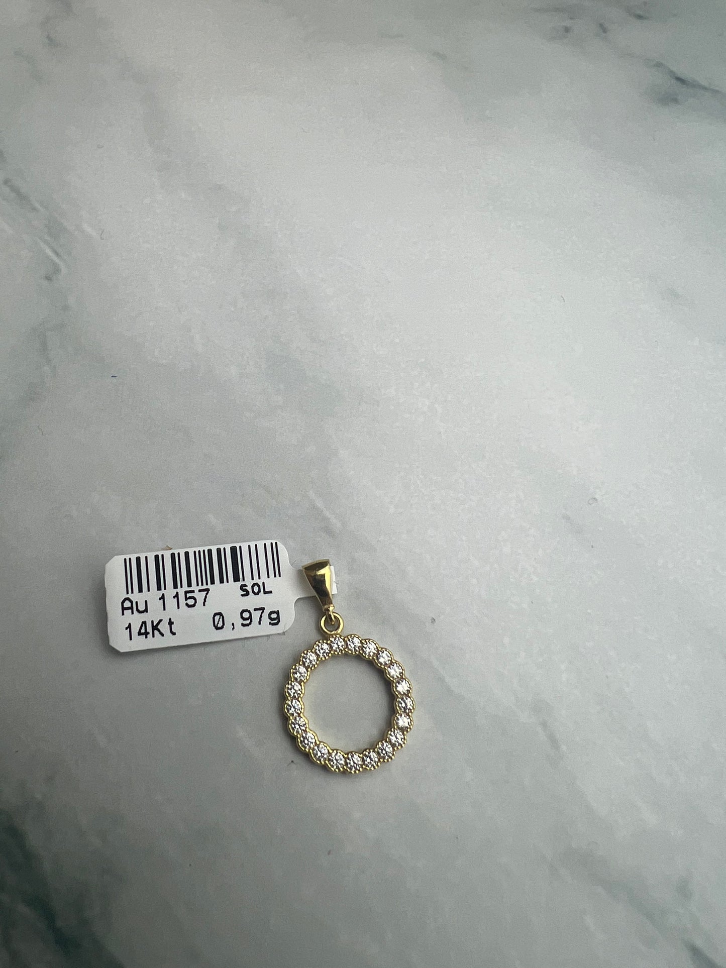 Koszorú alakú cirkónia kövekkel díszített arany medál