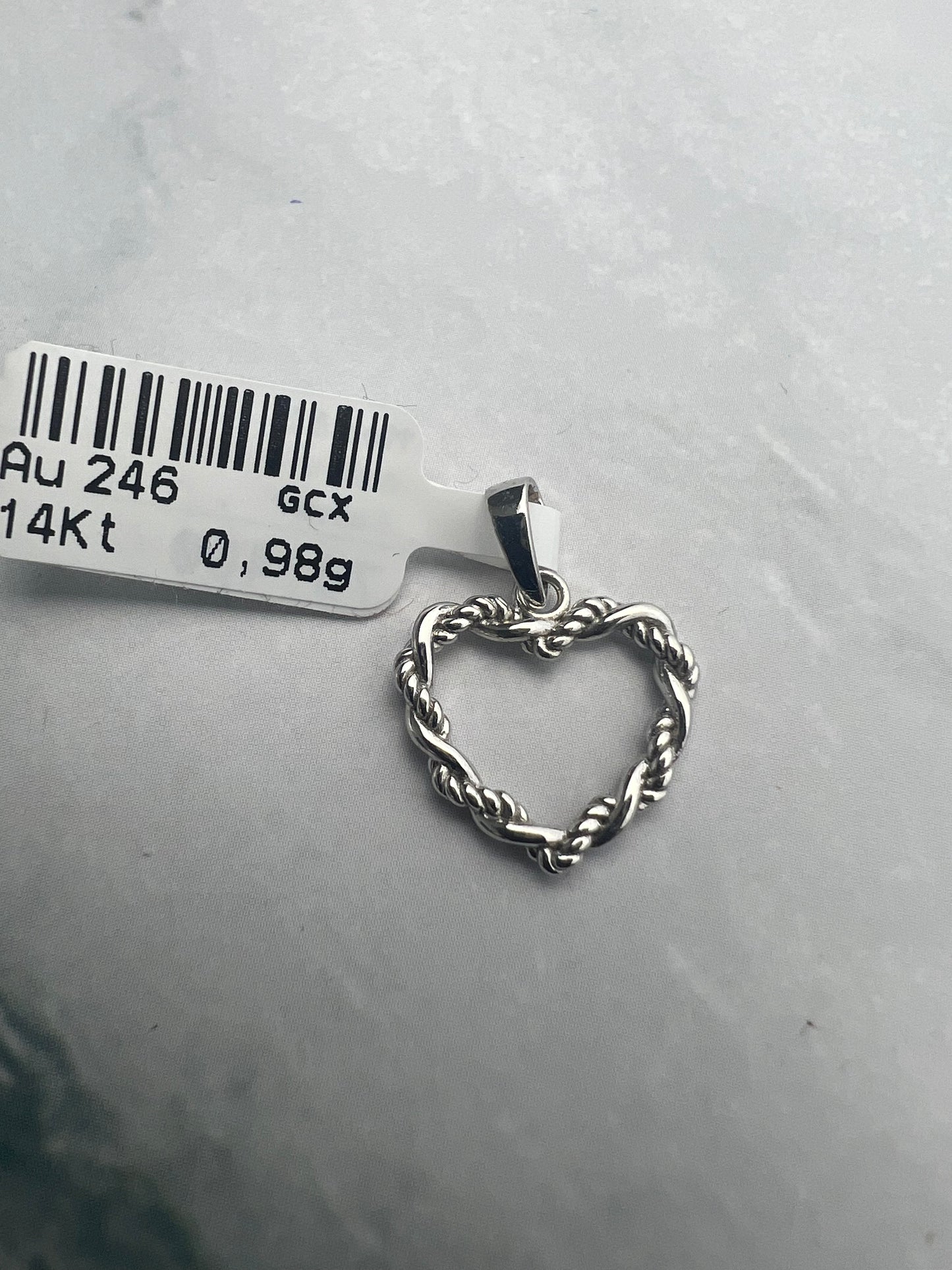 Szív fehérarany medál, kerületén fonás mintával