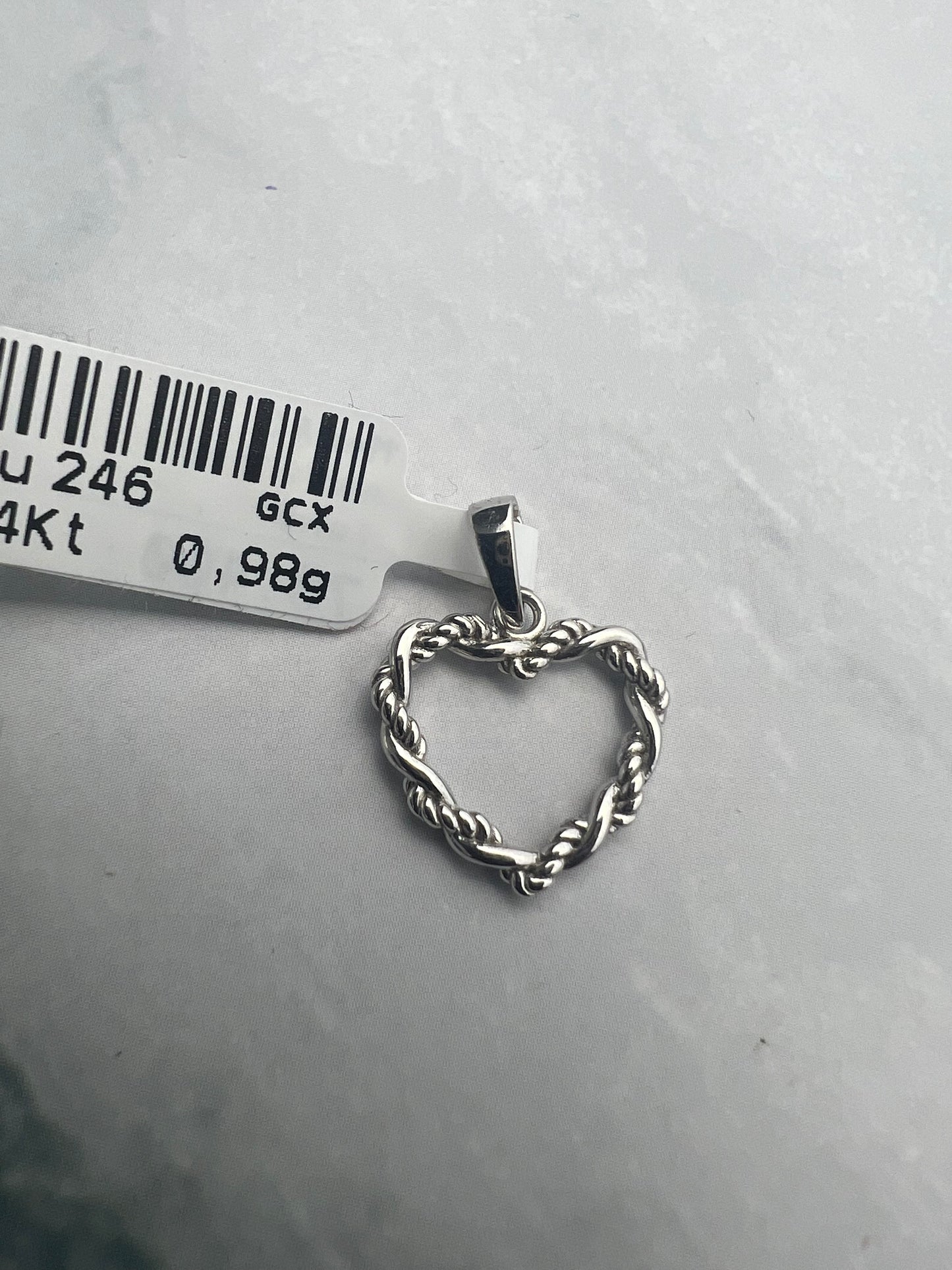 Szív fehérarany medál, kerületén fonás mintával