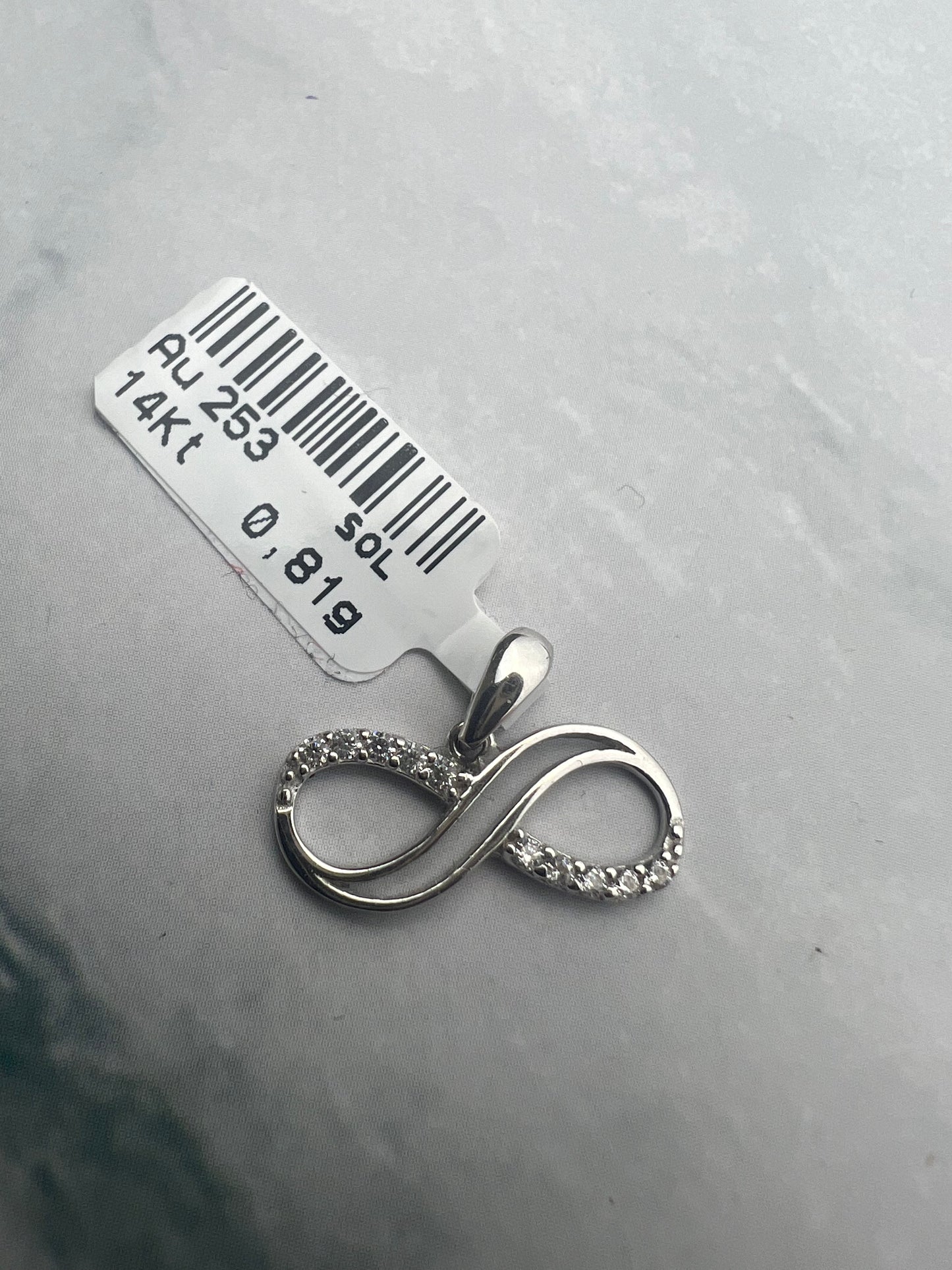 Végtelen formájú fehérarany medál cirkónia kövekkel