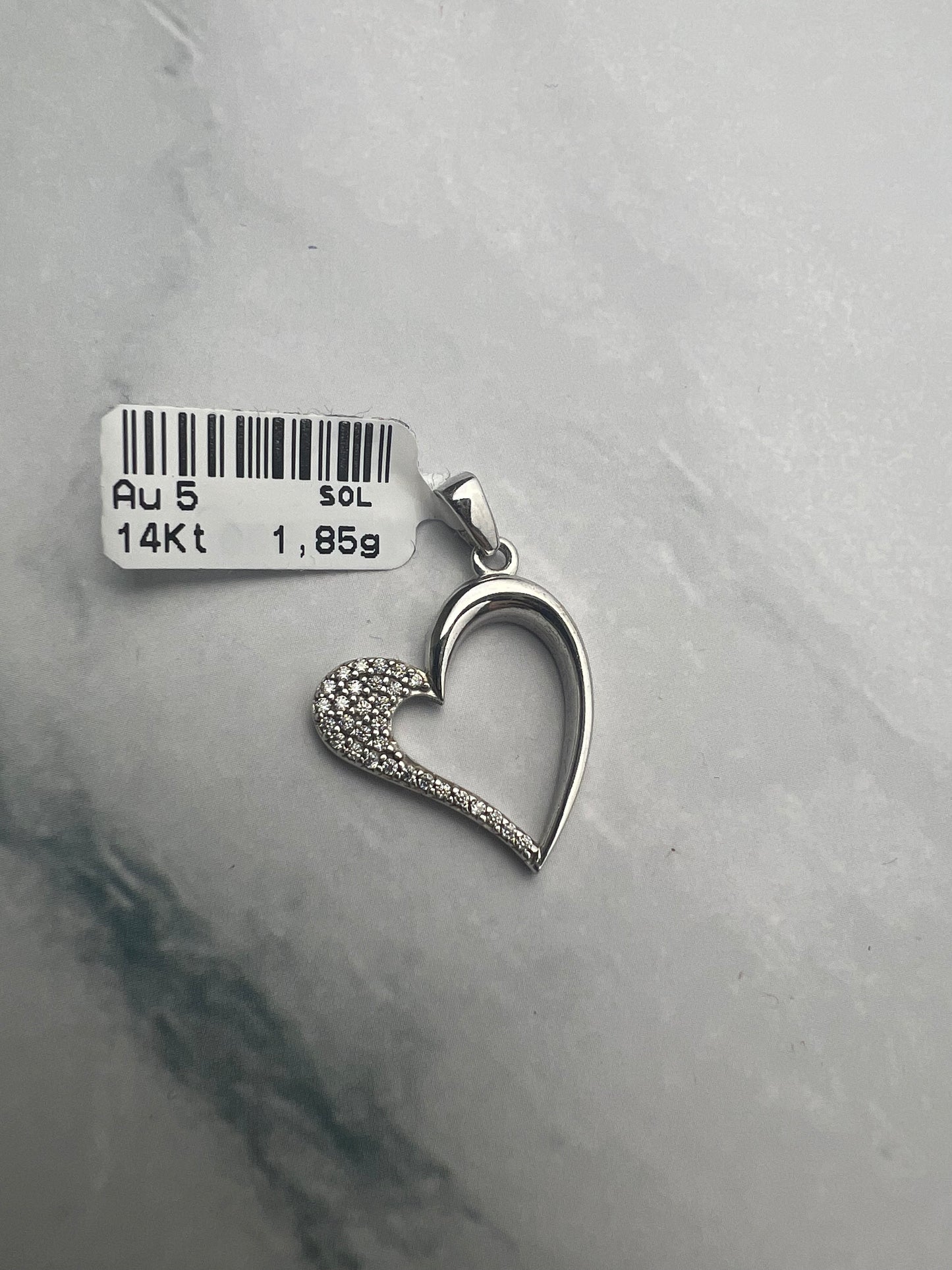 Modern, szív alakú fehérarany medál cirkónia kövekkel díszítve