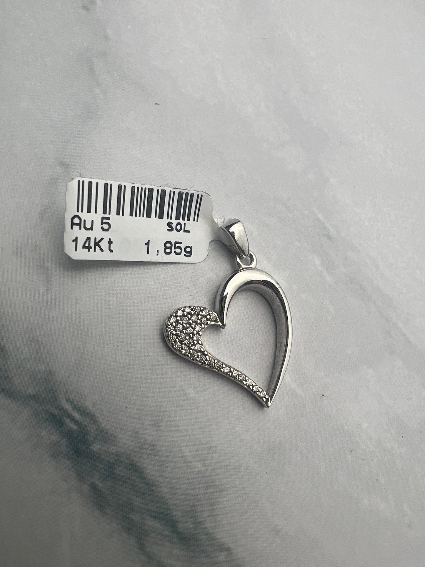 Modern, szív alakú fehérarany medál cirkónia kövekkel díszítve