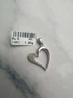 Modern, szív alakú fehérarany medál cirkónia kövekkel díszítve