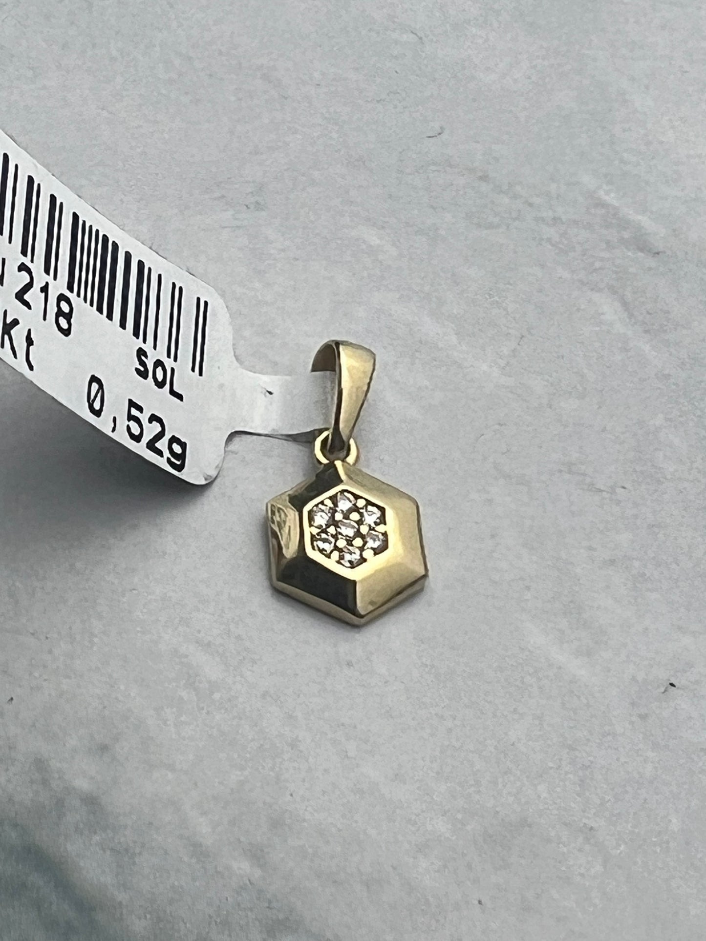 Modern, méhsejt alakú sárgaarany medál cirkónia kövekkel