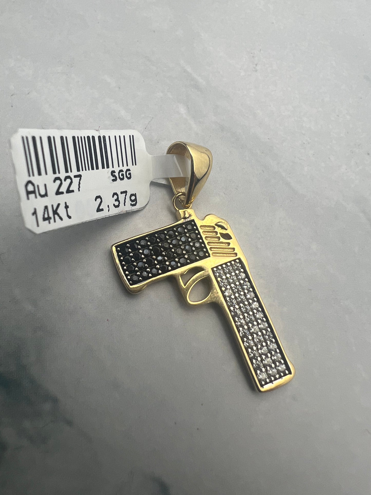 Pisztoly alakú vagány arany medál cirkónia kövekkel díszítve