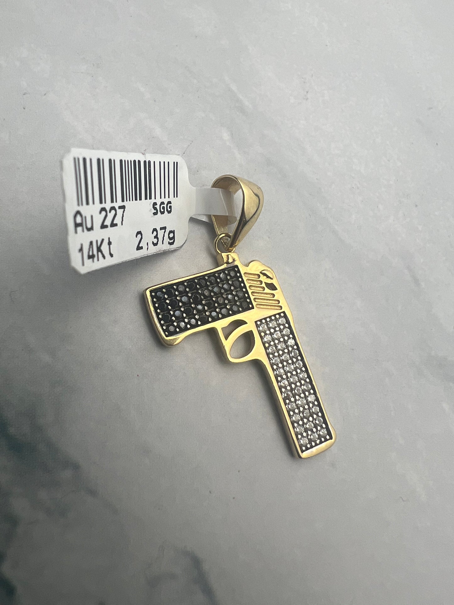 Pisztoly alakú vagány arany medál cirkónia kövekkel díszítve