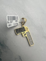 Pisztoly alakú vagány arany medál cirkónia kövekkel díszítve