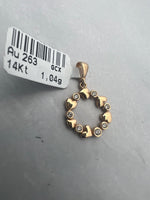 Szivecskés arany medál koszorú formában cirkónia kövekkel