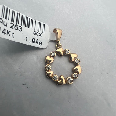 Szivecskés arany medál koszorú formában cirkónia kövekkel