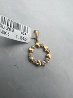 Szivecskés arany medál koszorú formában cirkónia kövekkel