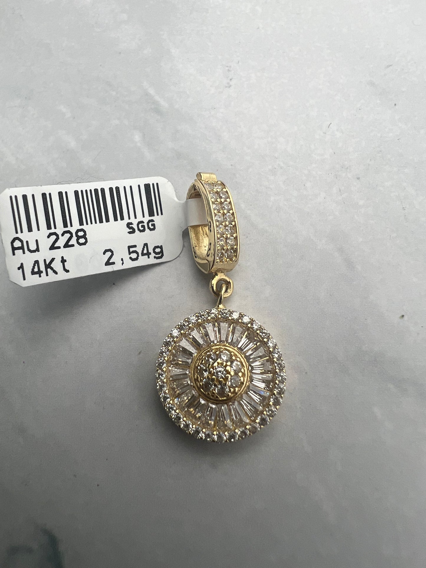 Különleges arany medál cirkónia kövekkel