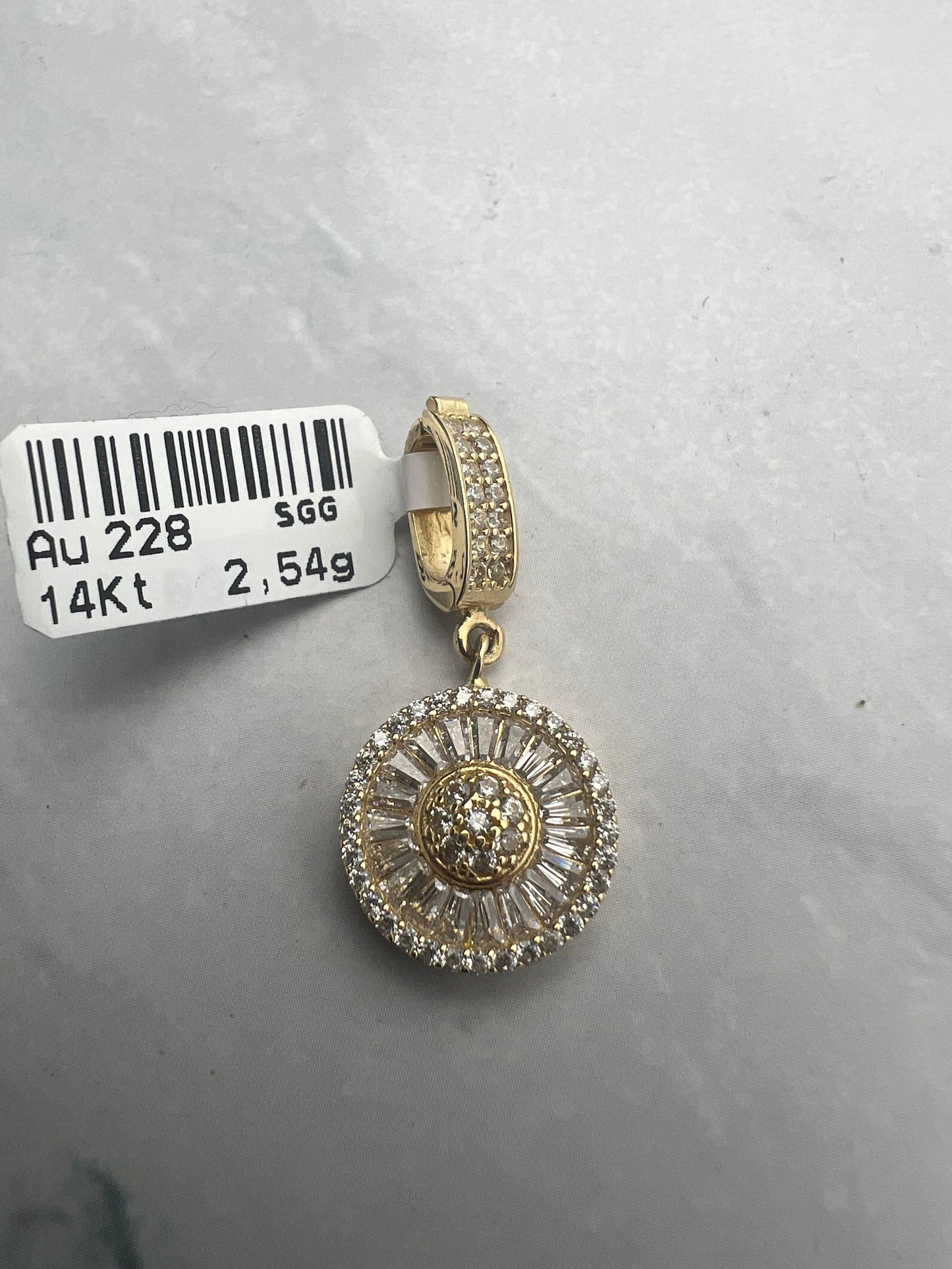 Különleges arany medál cirkónia kövekkel