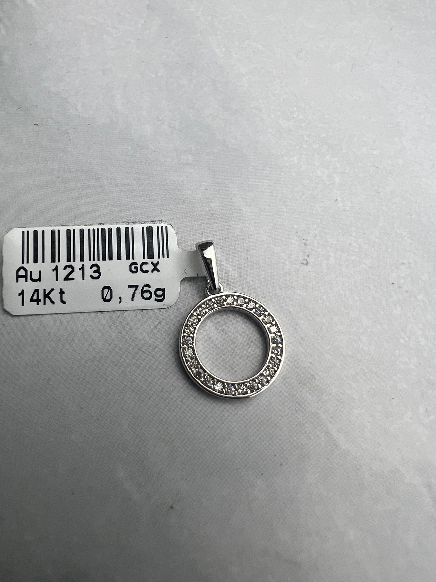 Kör alakú fehérarany medál cirkónia kövekkel