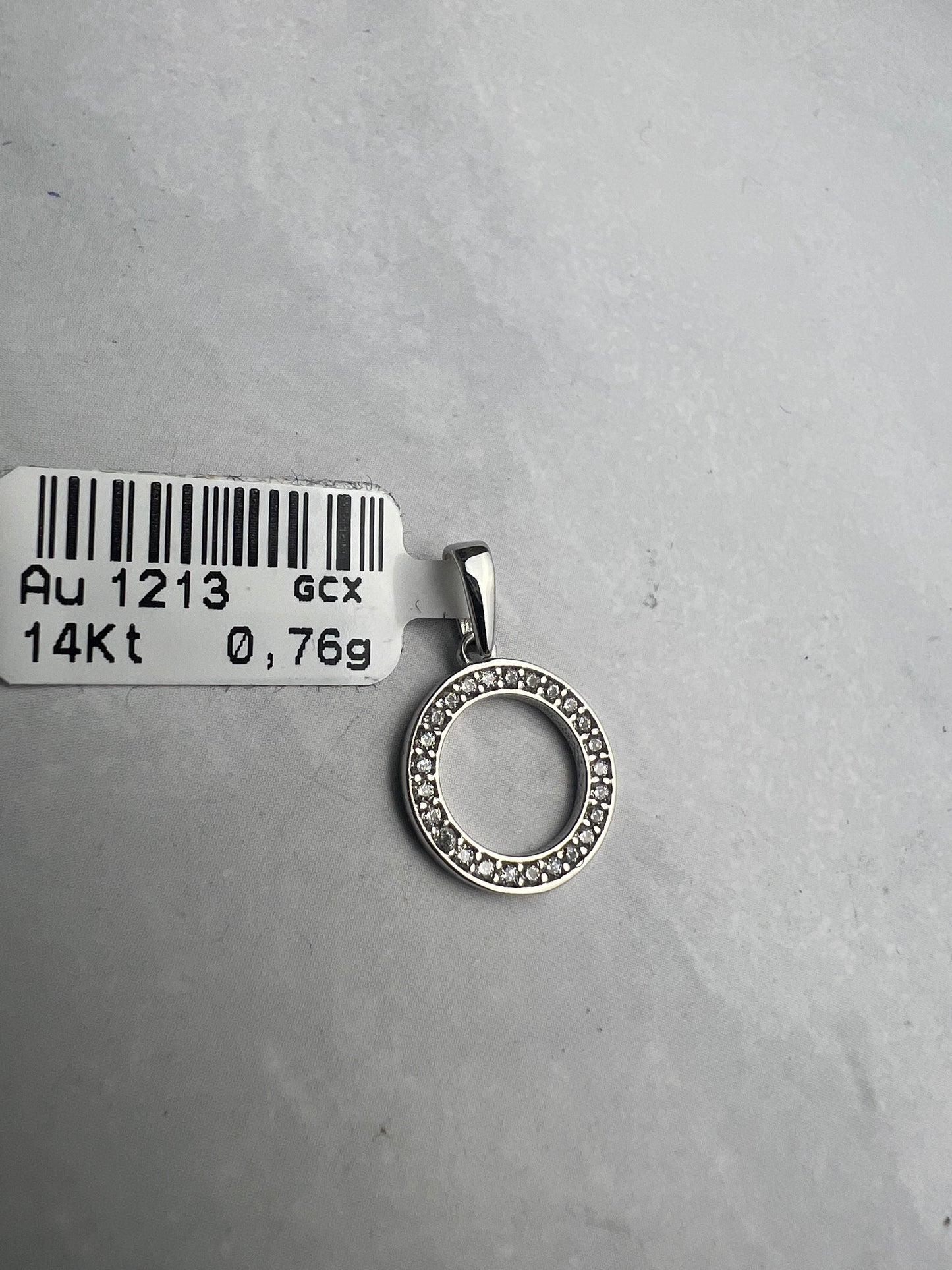 Kör alakú fehérarany medál cirkónia kövekkel