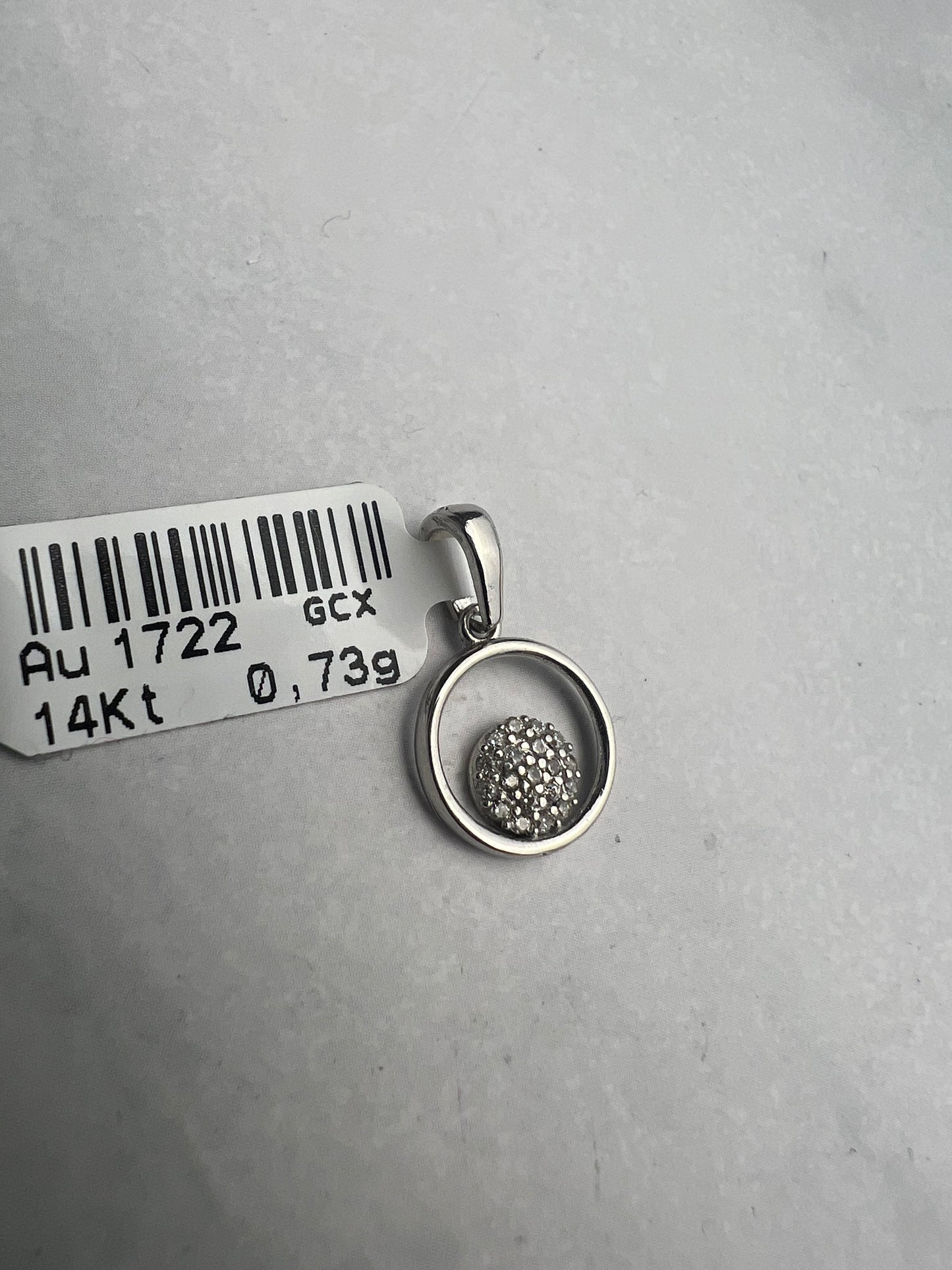 Kör alakú fehérarany medál, belül cirkónia kövekkel