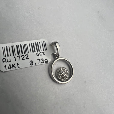 Kör alakú fehérarany medál, belül cirkónia kövekkel