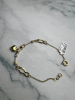 Karlánc tricolor, sárgaarany dominanciával, középen szívvel