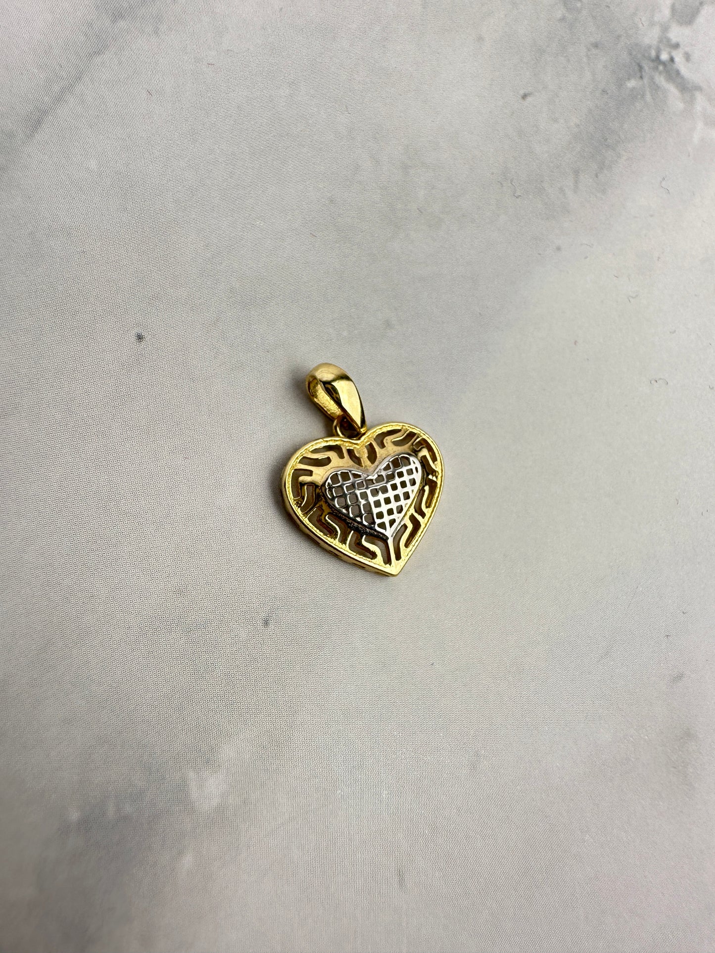 Bicolor szív medál-rácsos mintával