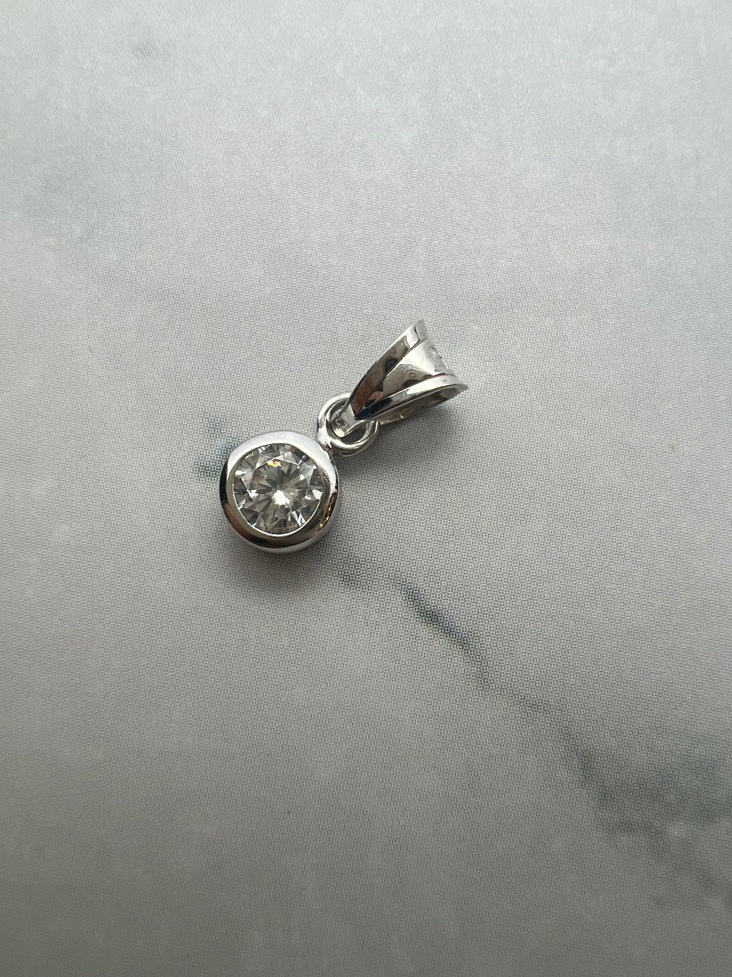 Button foglalatú egyköves fehérarany medál