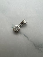 Button foglalatú egyköves fehérarany medál